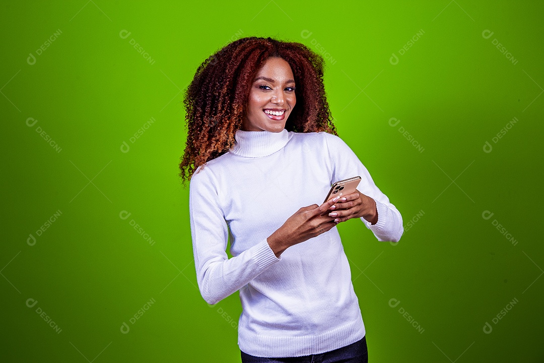 Linda mulher negra com camisa branca em fundo verde