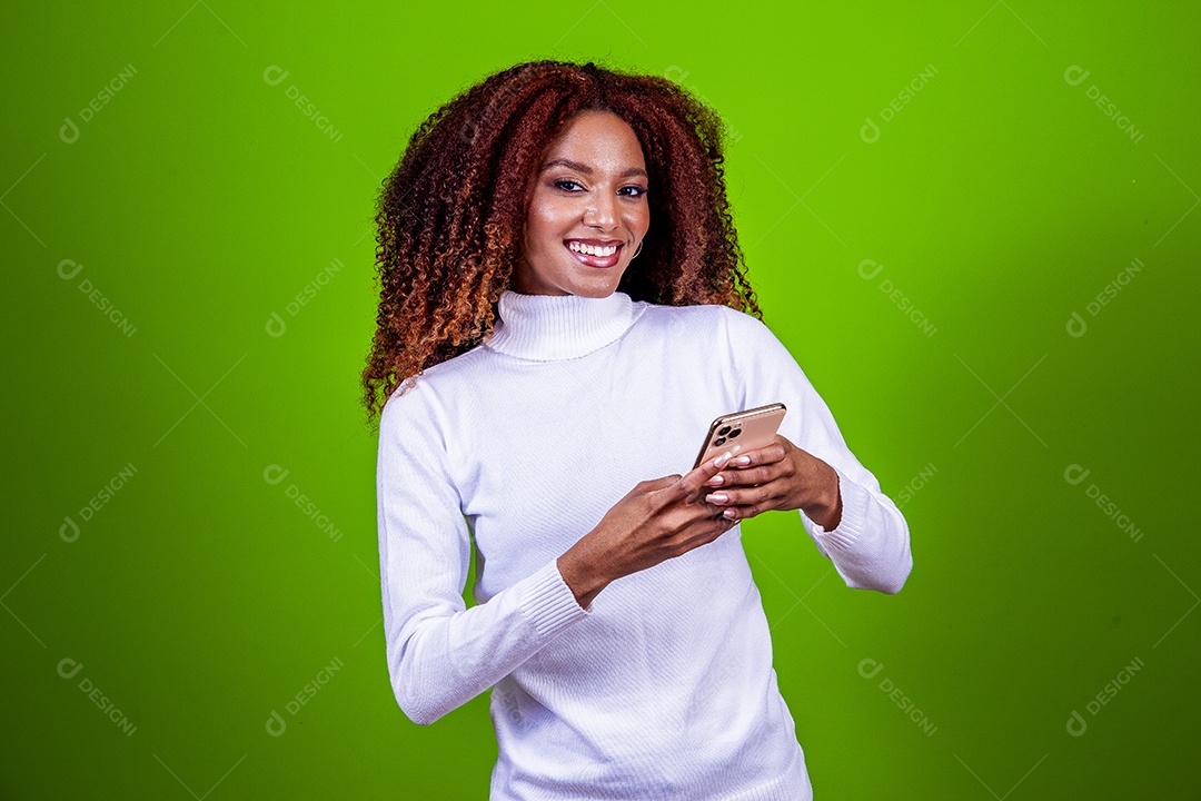 Linda mulher negra com camisa branca em fundo verde