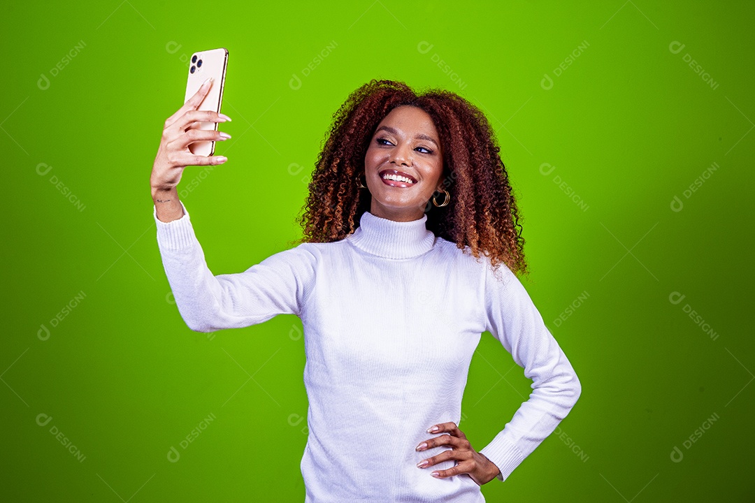 Linda mulher negra com camisa branca em fundo verde