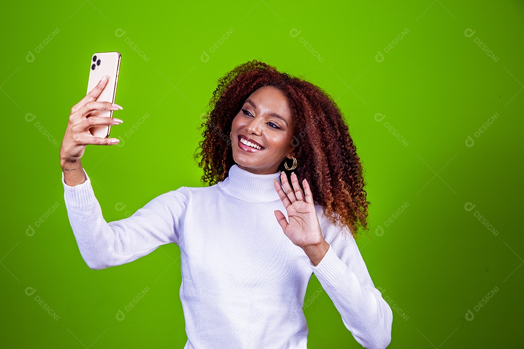 Linda mulher negra com camisa branca em fundo verde