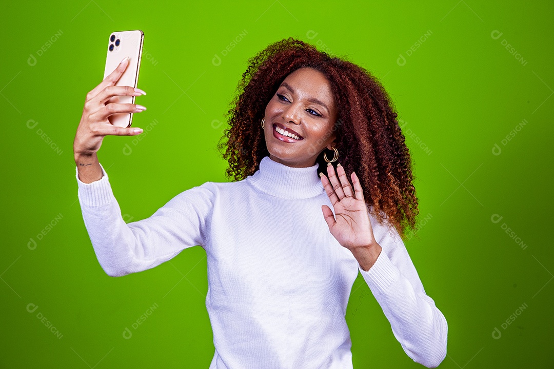 Linda mulher negra com camisa branca em fundo verde