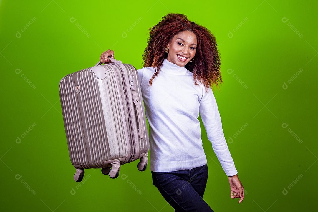 Linda mulher negra com camisa branca em fundo verde