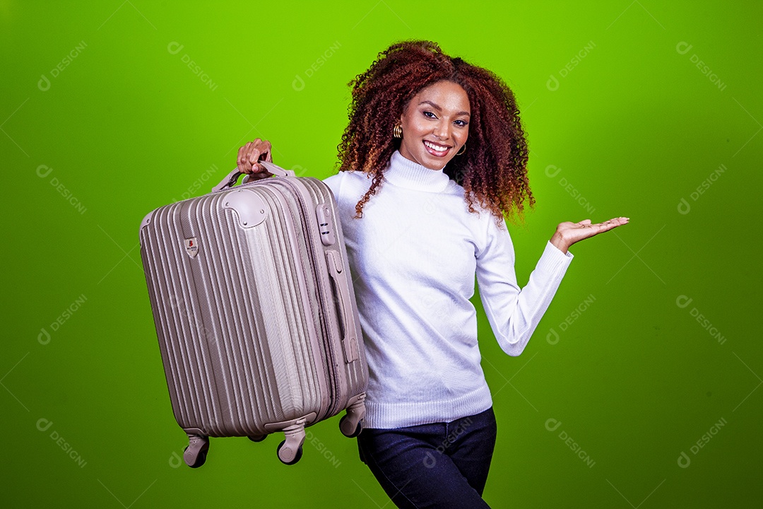 Linda mulher negra com camisa branca em fundo verde
