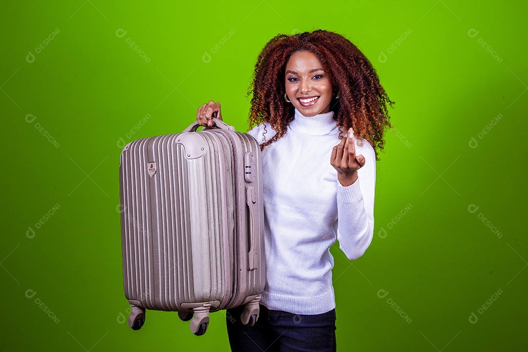 Linda mulher negra com camisa branca em fundo verde
