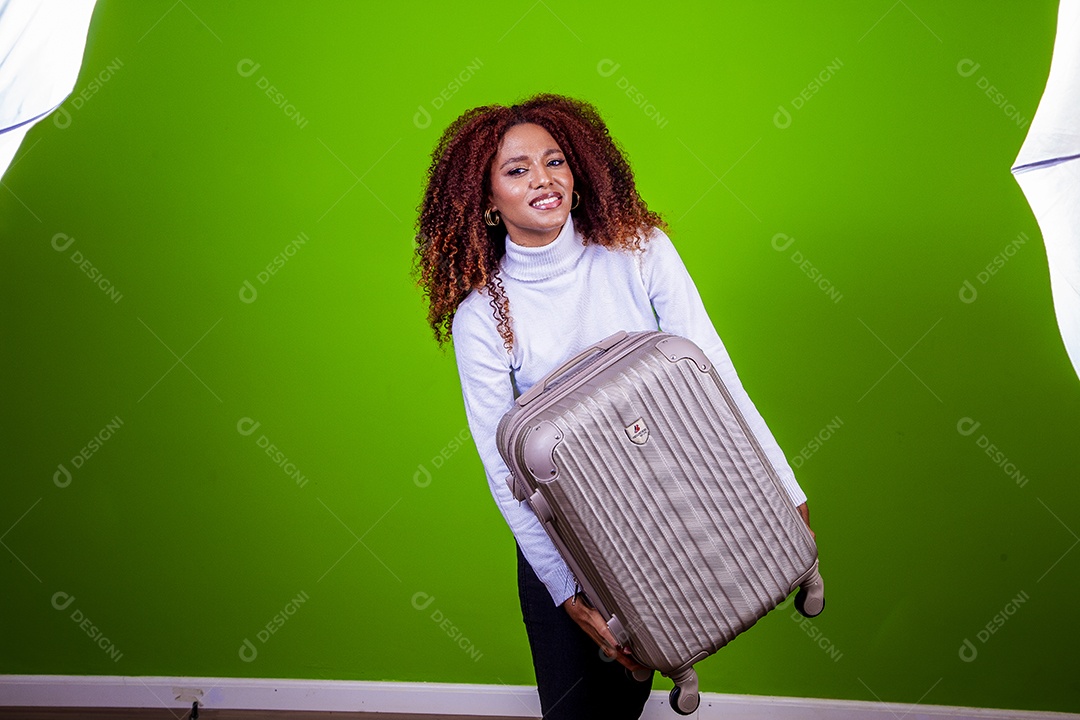 Linda mulher negra com camisa branca em fundo verde