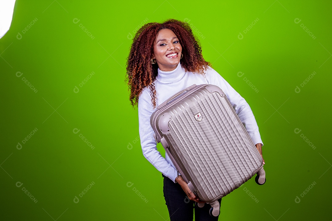 Linda mulher negra com camisa branca em fundo verde