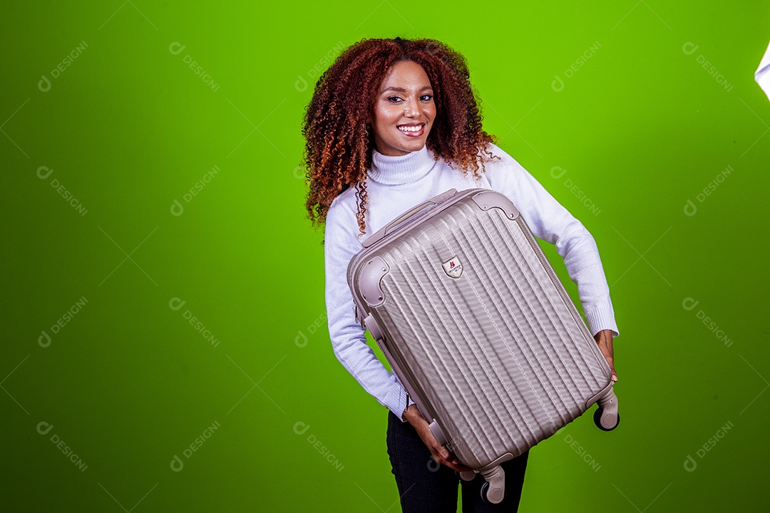 Linda mulher negra com camisa branca em fundo verde