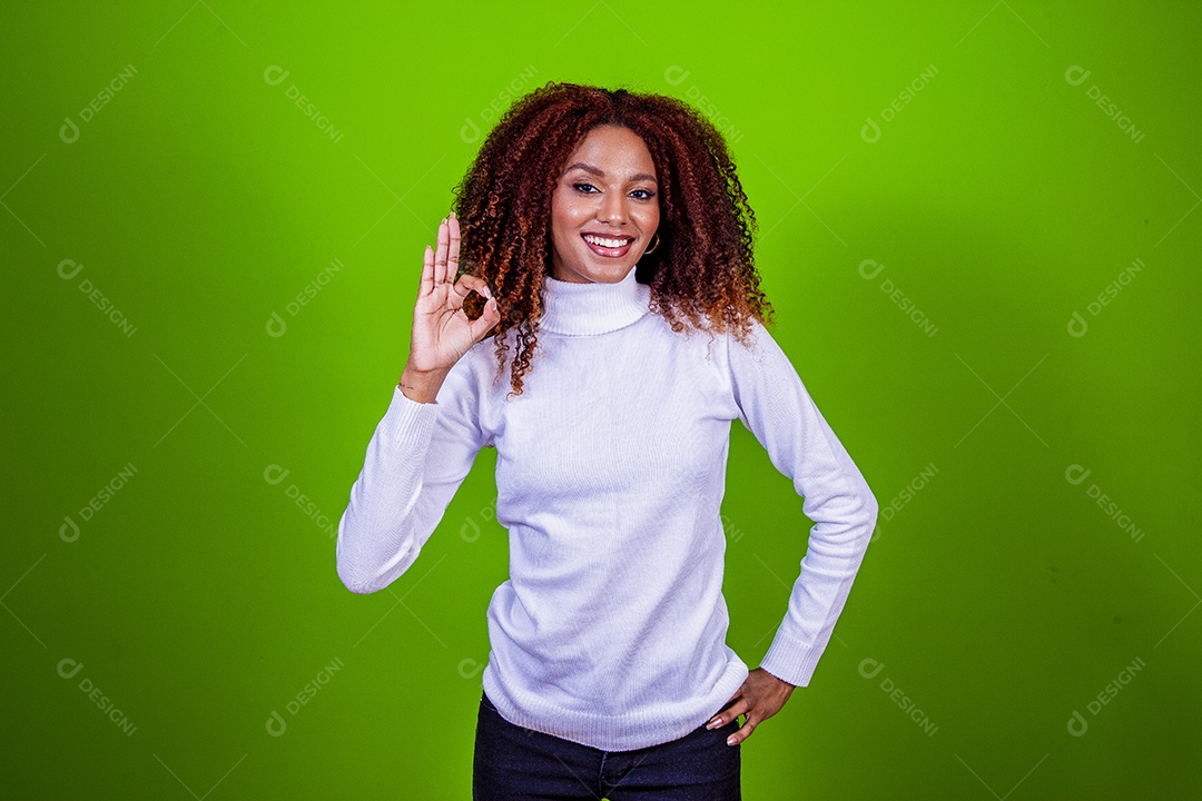 Linda mulher negra com camisa branca em fundo verde