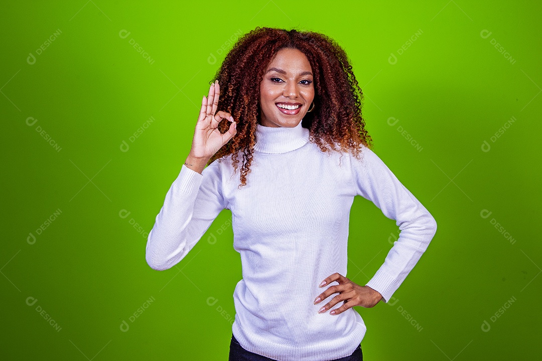 Linda mulher negra com camisa branca em fundo verde