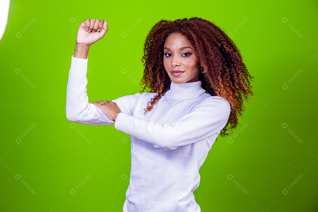 Linda mulher negra com camisa branca em fundo verde