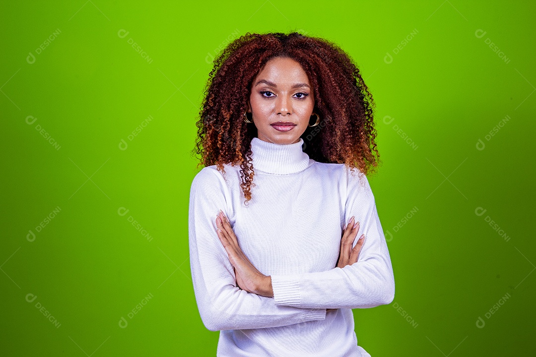 Linda mulher negra com camisa branca em fundo verde