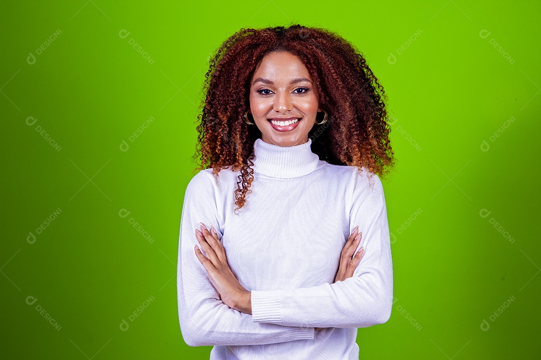 Linda mulher negra com camisa branca em fundo verde