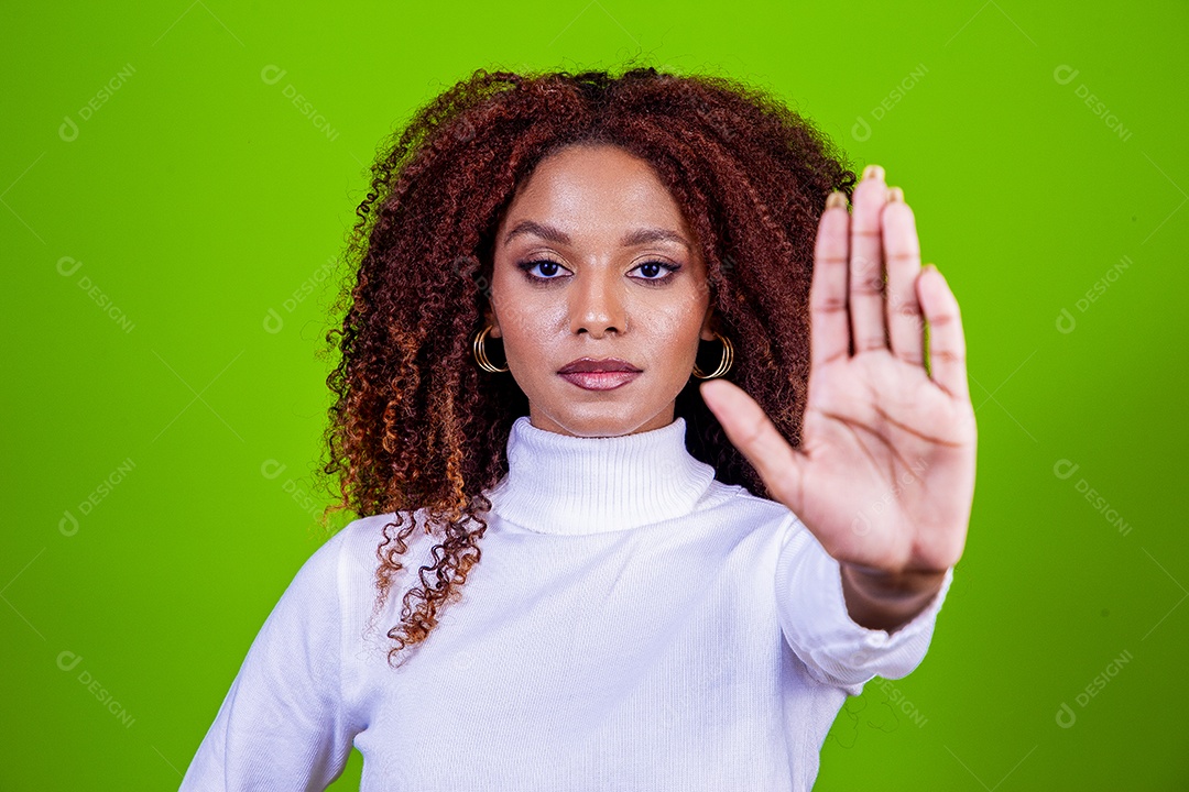 Linda mulher negra com camisa branca em fundo verde
