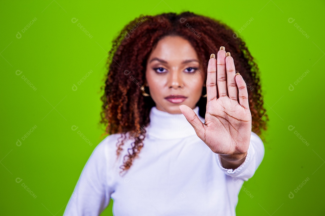 Linda mulher negra com camisa branca em fundo verde