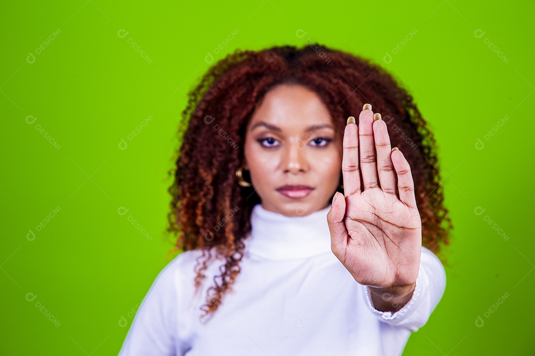 Linda mulher negra com camisa branca em fundo verde