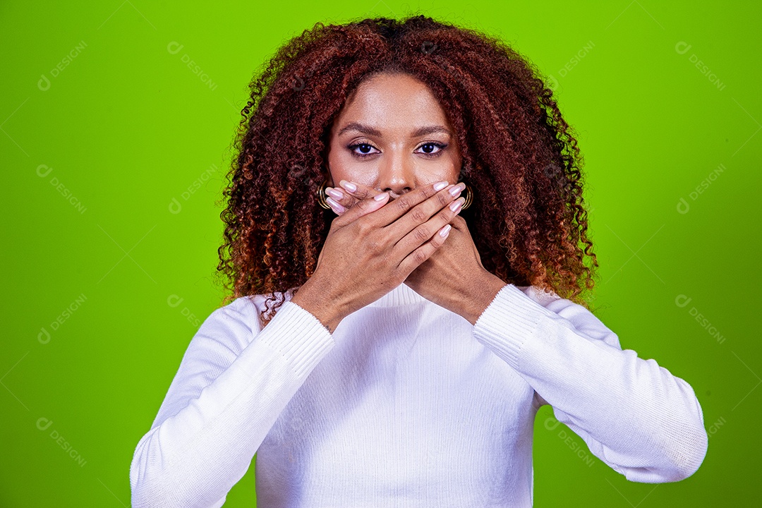 Linda mulher negra com camisa branca em fundo verde