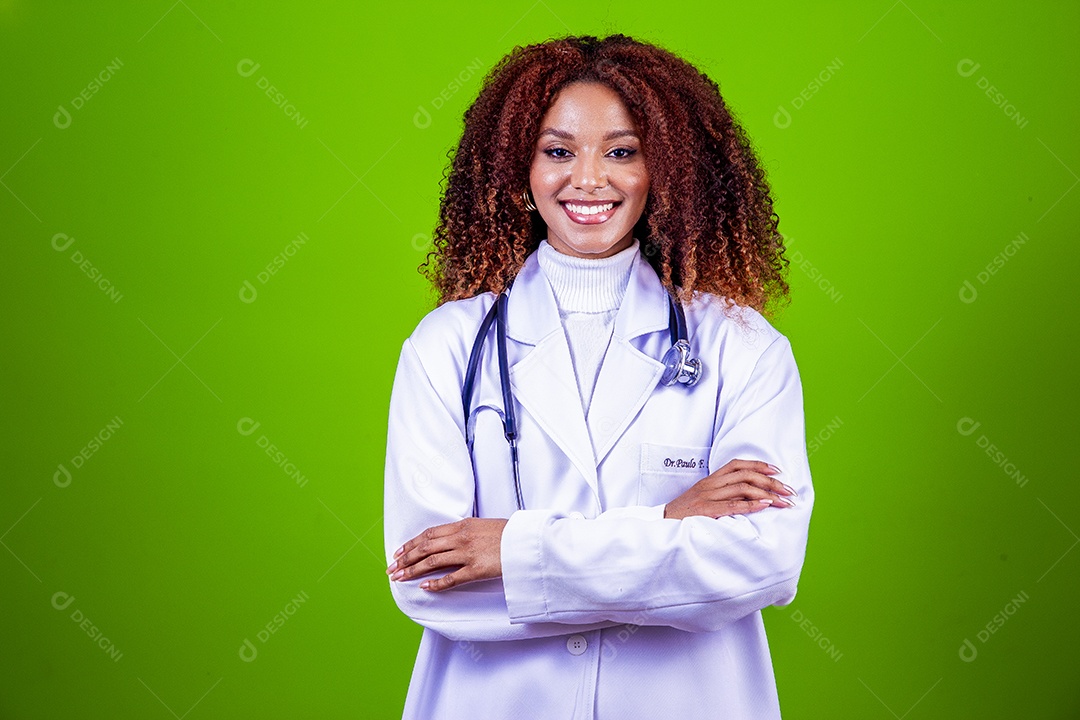 Linda mulher com jaleco branco de médica em fundo verde