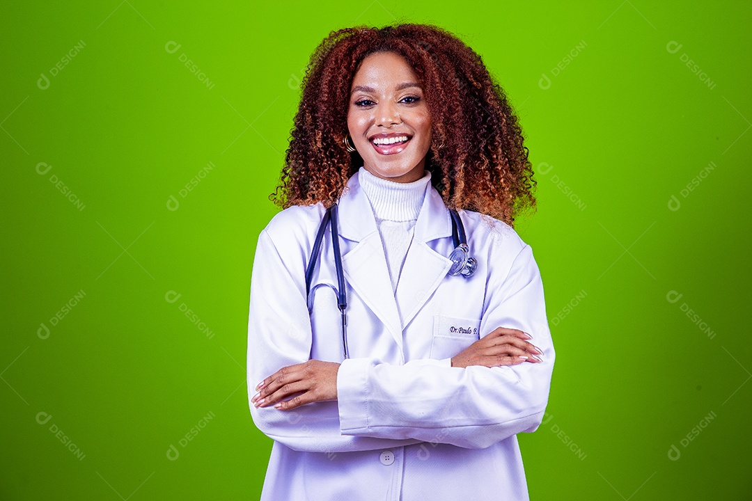 Linda mulher com jaleco branco de médica em fundo verde