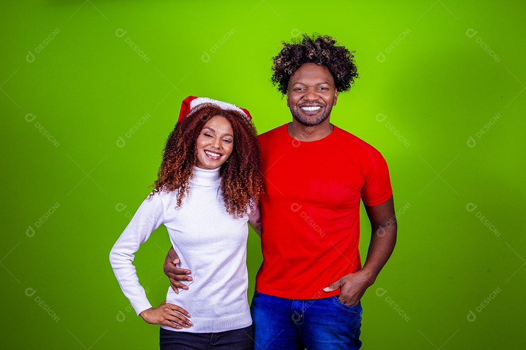 Homem e mulher sorridentes em fundo verde