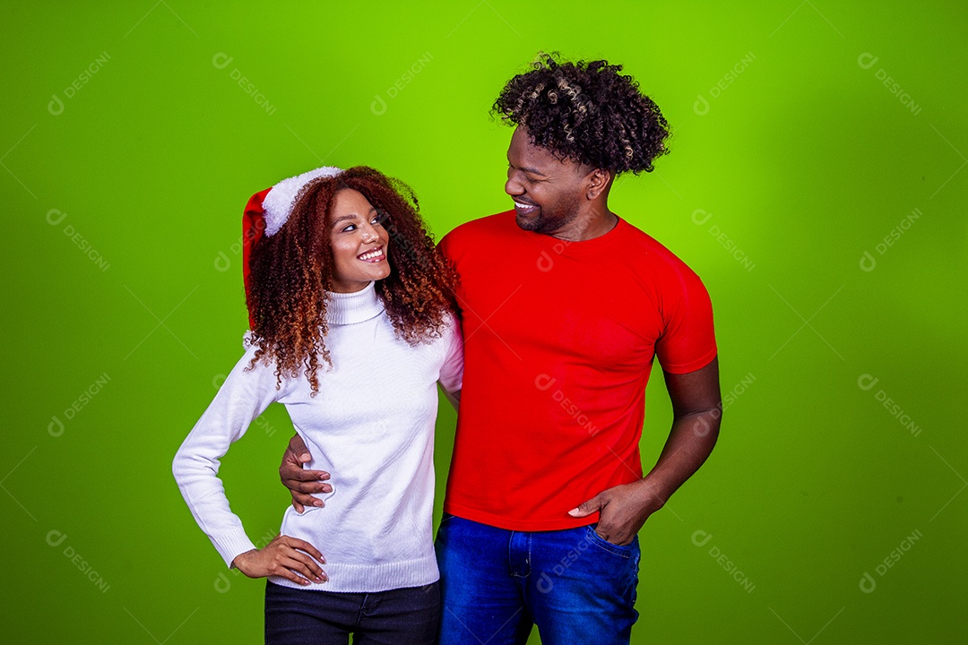 Homem e mulher sorridentes em fundo verde