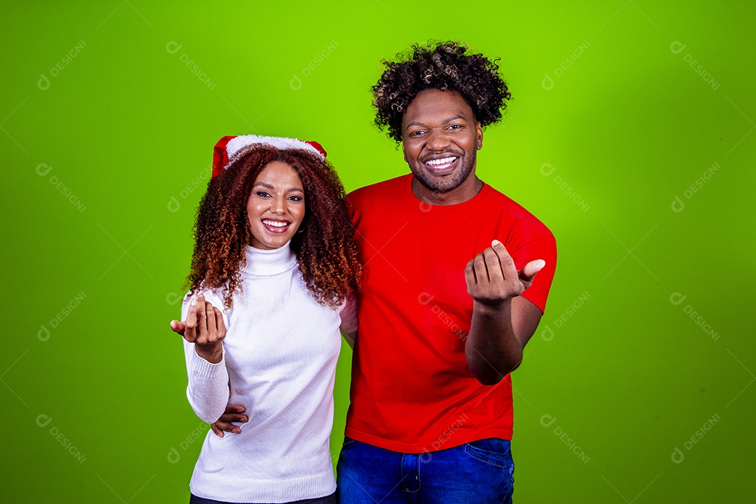 Homem e mulher sorridentes em fundo verde