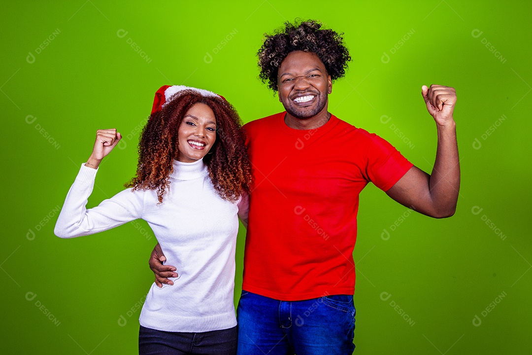 Homem e mulher sorridentes em fundo verde