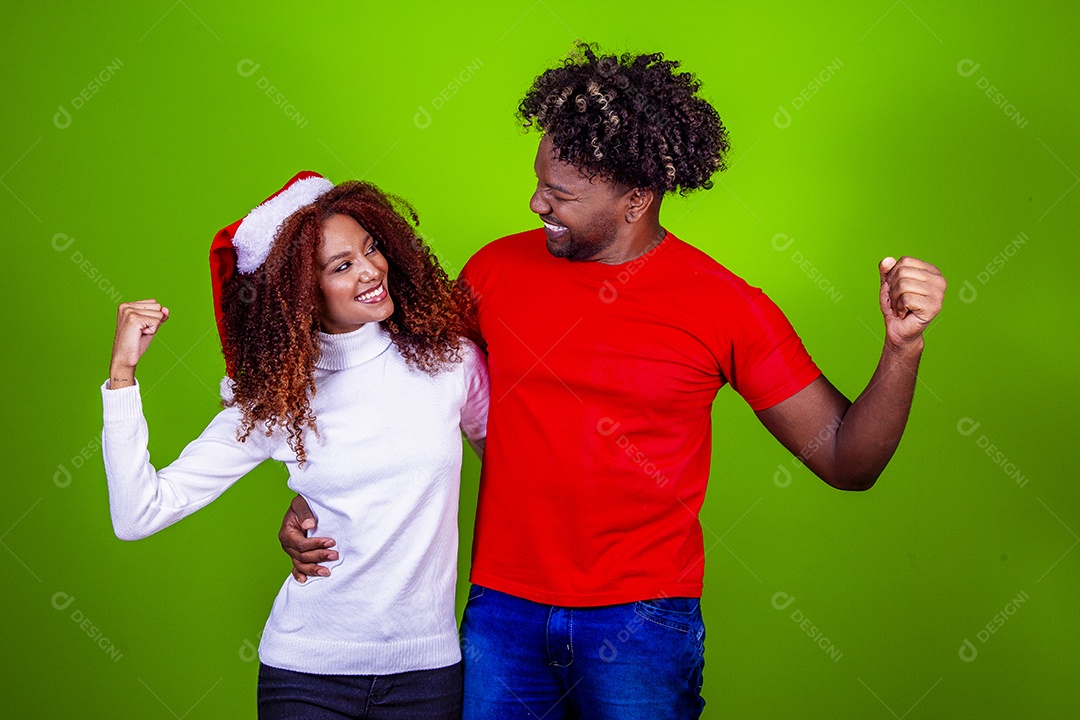 Homem e mulher sorridentes em fundo verde
