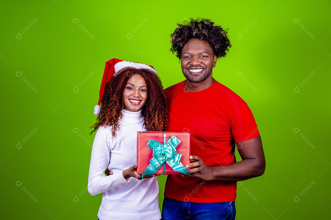 Homem e mulher sorridentes em fundo verde