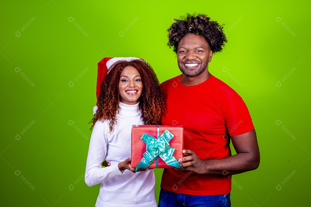 Homem e mulher sorridentes em fundo verde