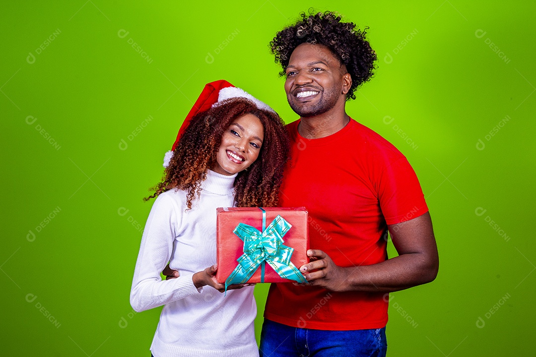 Homem e mulher sorridentes em fundo verde