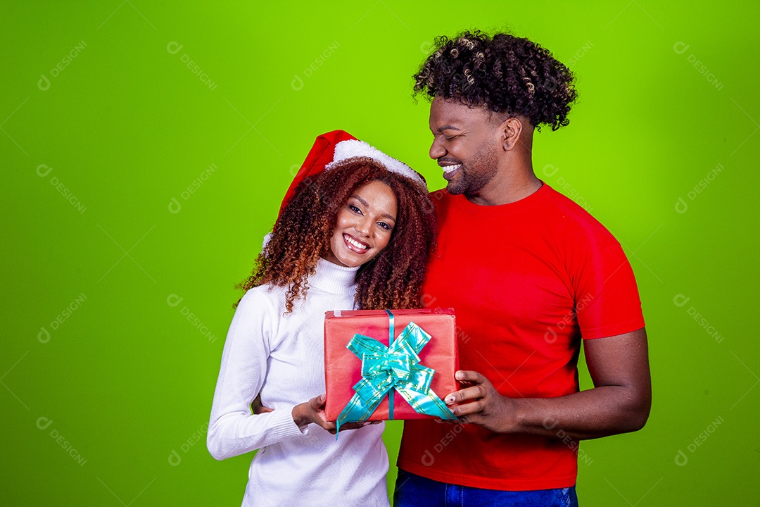 Homem e mulher sorridentes em fundo verde