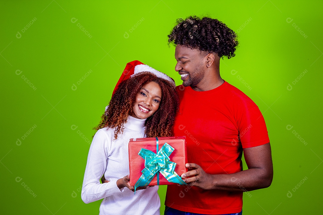 Homem e mulher sorridentes em fundo verde
