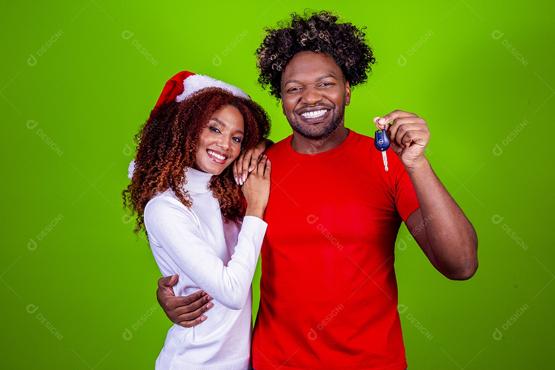 Homem e mulher sorridentes em fundo verde