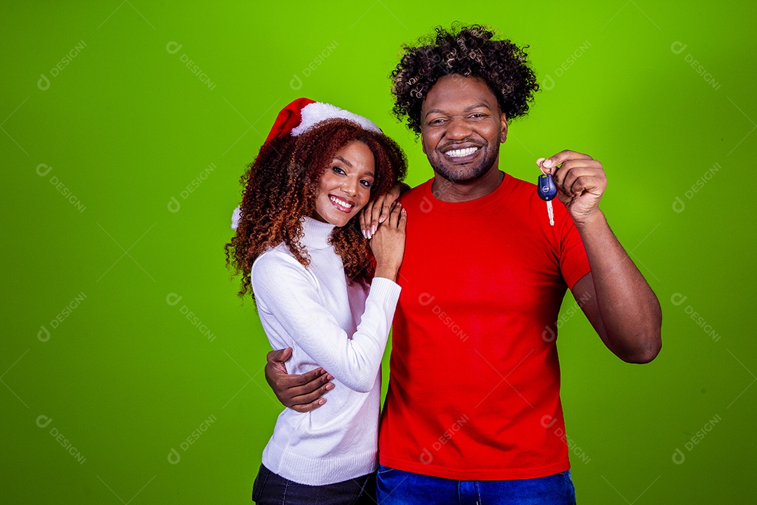 Homem e mulher sorridentes em fundo verde