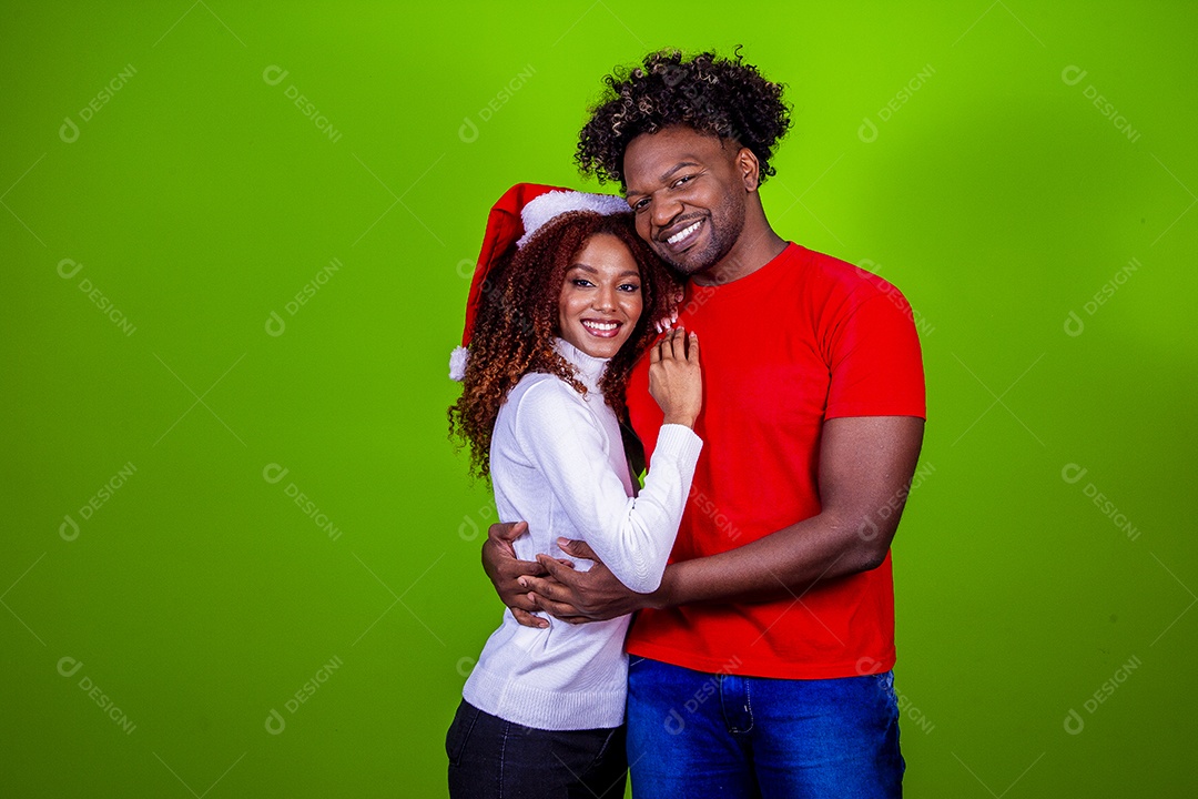 Homem e mulher sorridentes em fundo verde