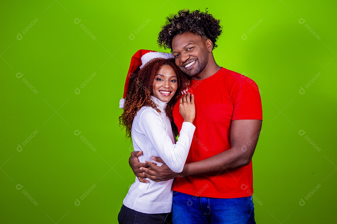 Homem e mulher sorridentes em fundo verde