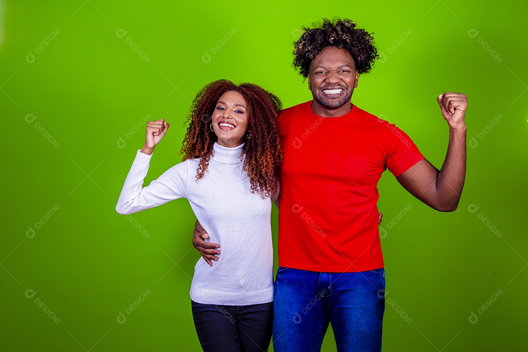 Homem e mulher sorridentes em fundo verde