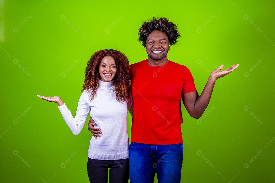Homem e mulher sorridentes em fundo verde