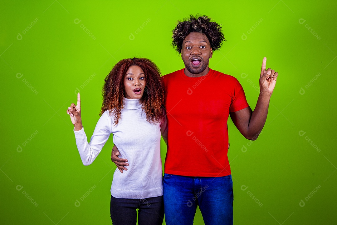 Homem e mulher sorridentes em fundo verde