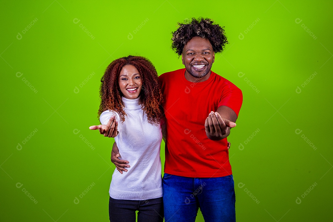 Casal sorridentes em fundo verde