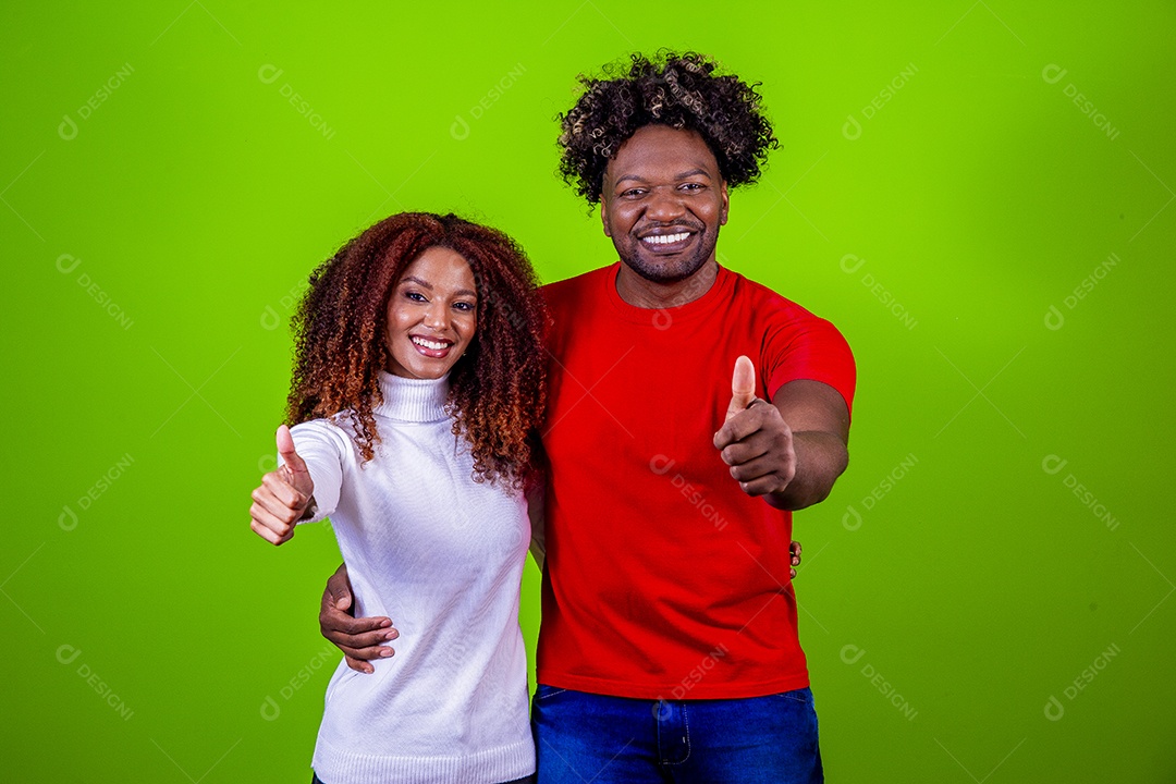 Homem e mulher sorridentes em fundo verde