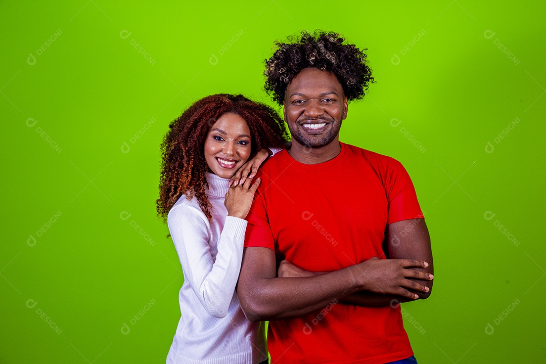 Homem e mulher sorridentes em fundo verde