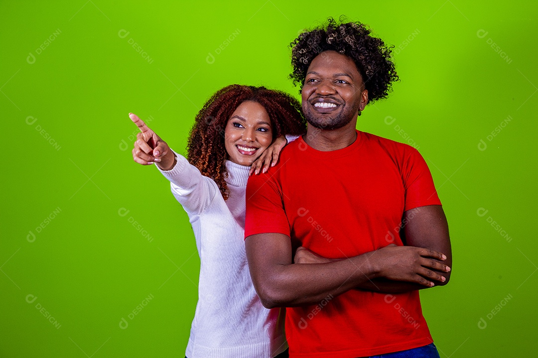 Homem e mulher sorridentes em fundo verde