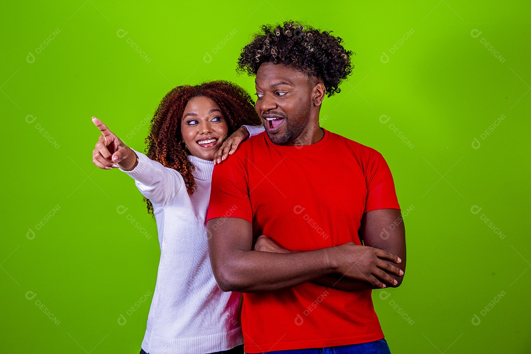 Homem e mulher sorridentes em fundo verde