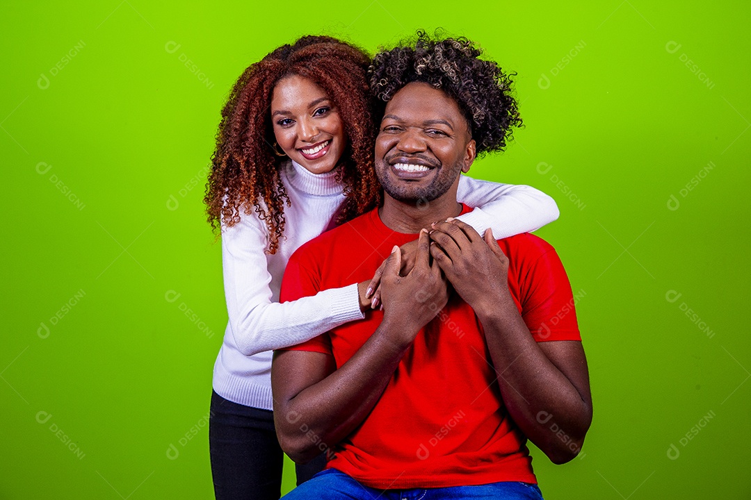 Homem e mulher sorridentes em fundo verde
