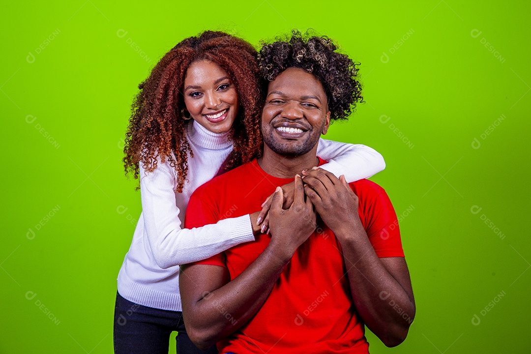 Homem e mulher sorridentes em fundo verde