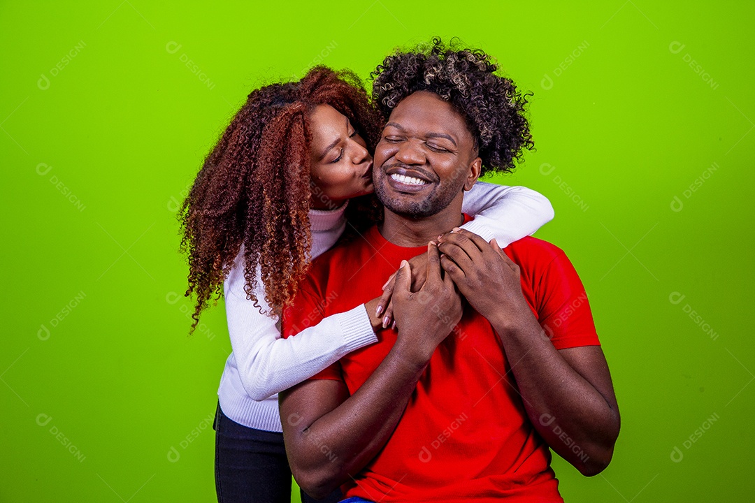 Homem e mulher sorridentes em fundo verde