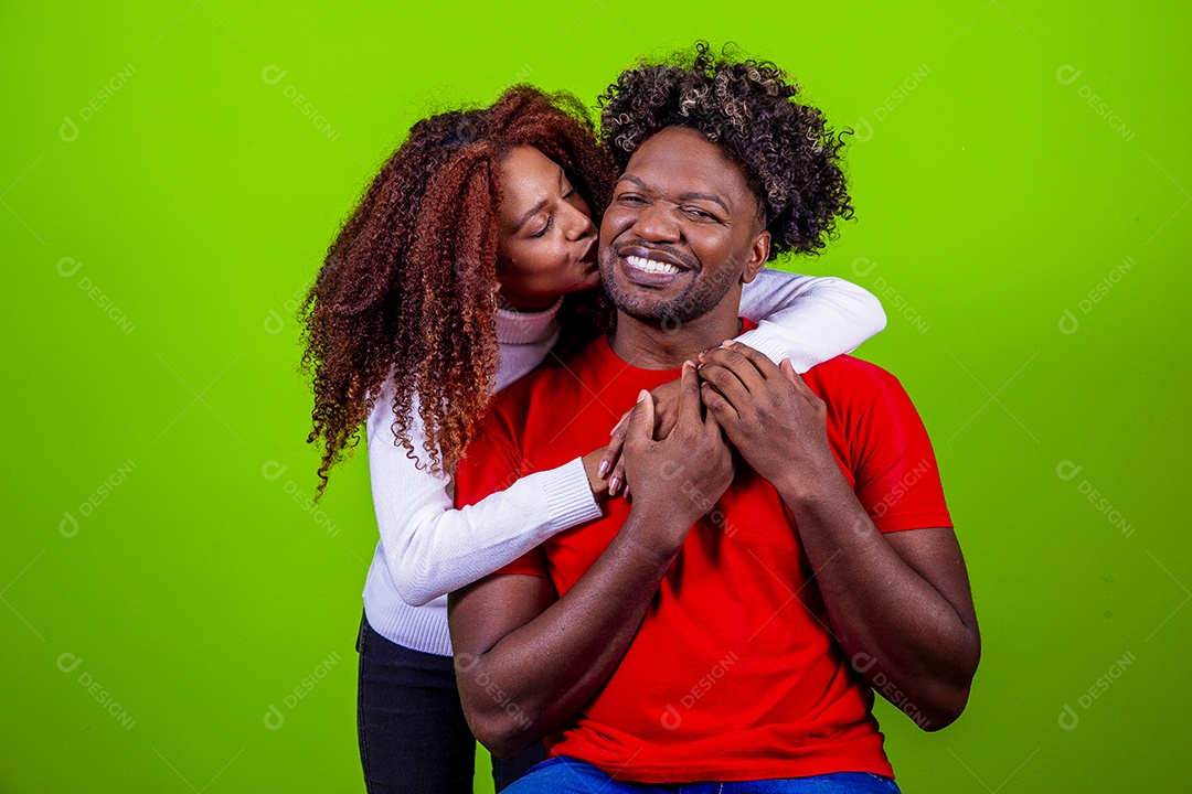 Homem e mulher sorridentes em fundo verde