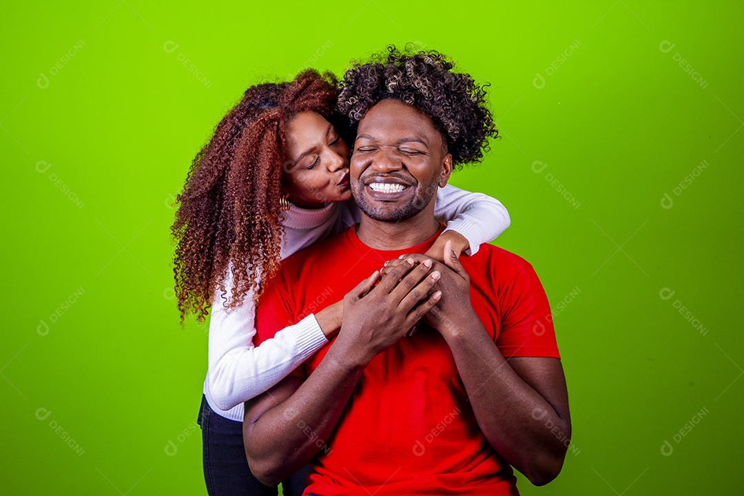 Homem e mulher sorridentes em fundo verde