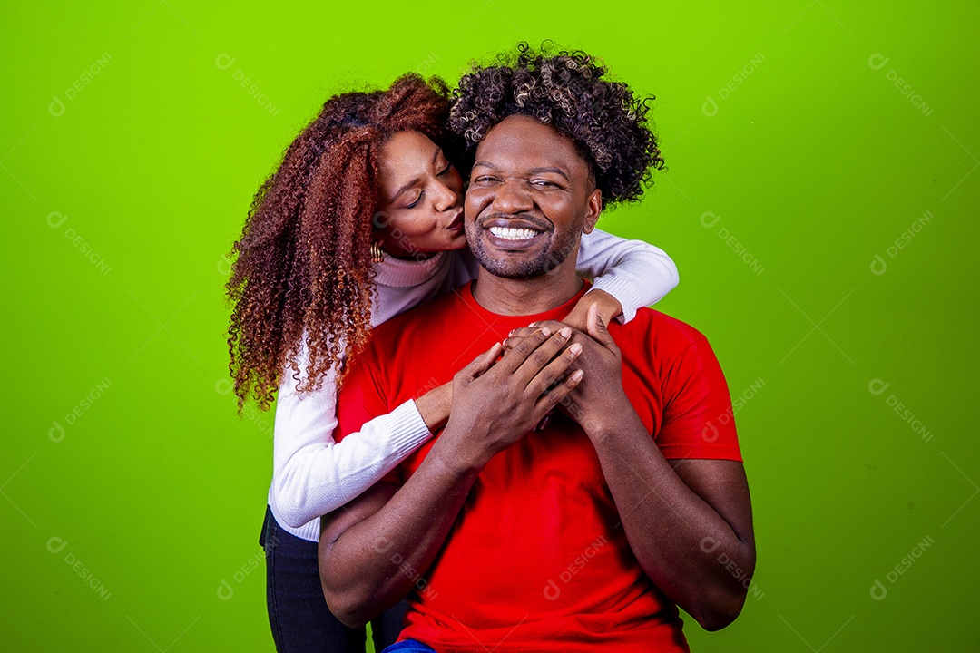Homem e mulher sorridentes em fundo verde